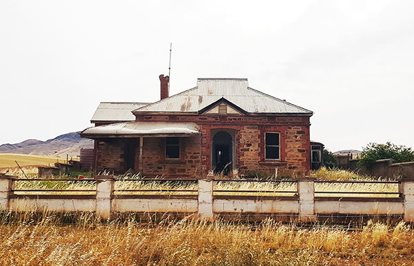 Ruins along the Dare Hill Summit Drive (near Burra and Hallett in South Australia)